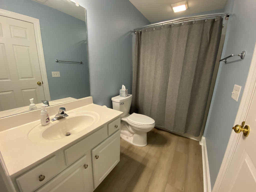 Garage Apartment bathroom with shower/tub combo