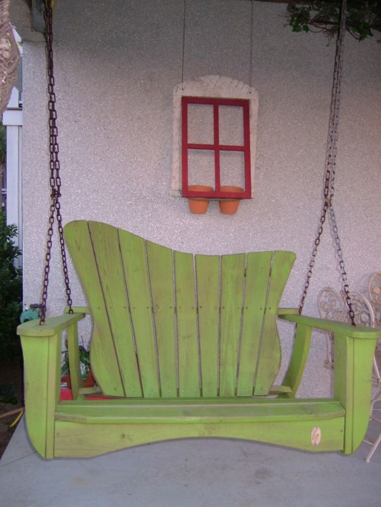 Large back porch swing, overlooking marsh, backyard, picnics and grill area!