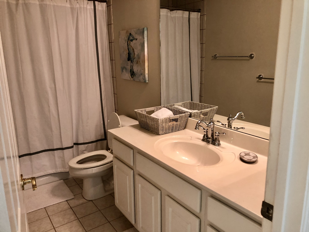 Full bathroom 3 with shower/tub combo