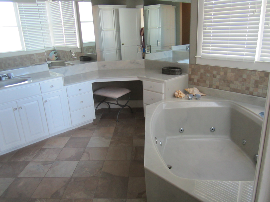 Master Bart, Up,w/ Jacuzi style tub and separate shower