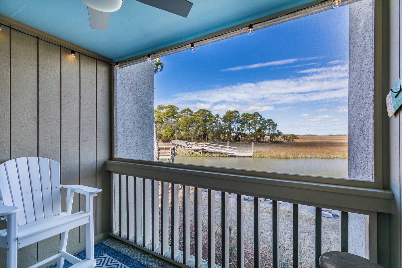 Watch the marsh, tide, boats, and wildlife without leaving the screened in patio.