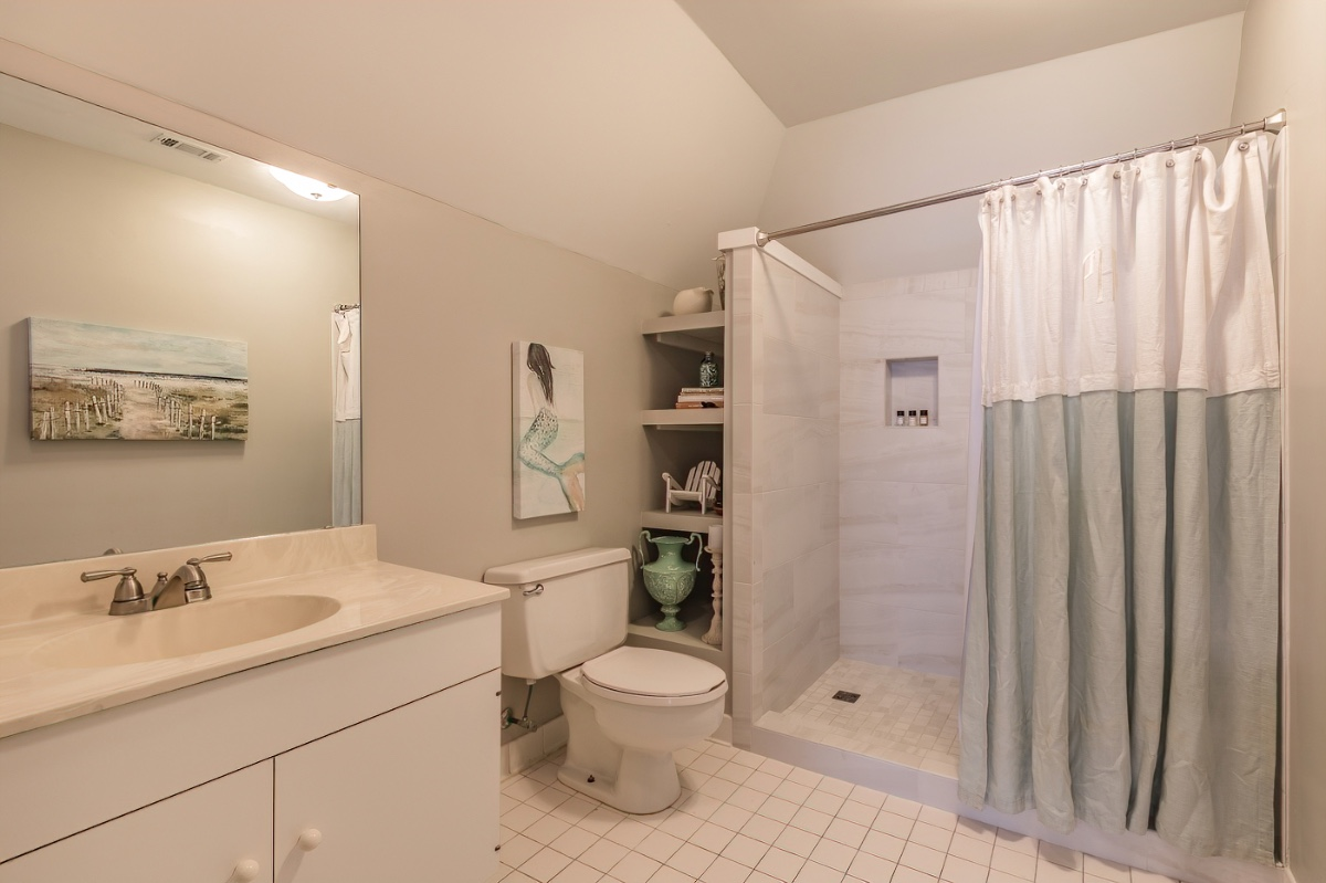 Guest Bedroom - En-suite Bath