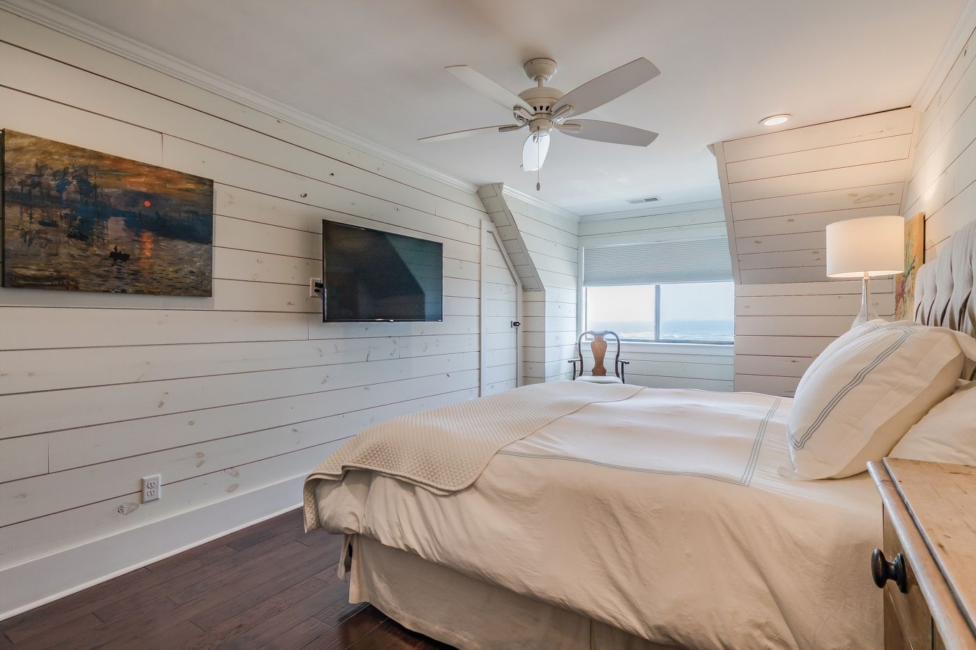 Large Master bedroom with King bed and ocean view